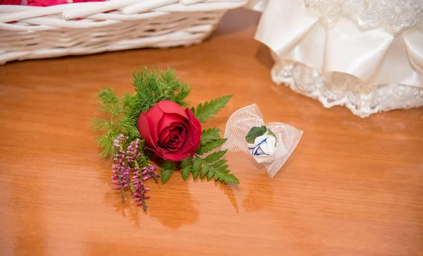 Rote Rose Mit Grünen Blumen Und Einem Weißen Stoffbezug — Stockfoto