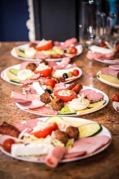 Bar tezgahında tipik Romen mezeleri, domates, salatalık, peynir, köfte ve bir sürü çeşit sosis dolu tabaklar.