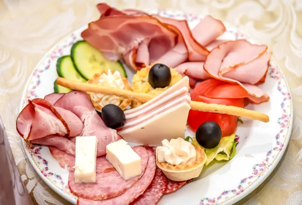 Tipik Romen aperatifleri domates, salatalık, peynir, rulo köfte ve bir sürü çeşit sosis ile doldurulmuş.