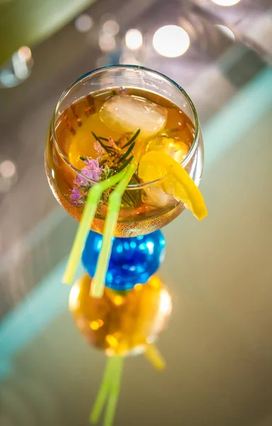 Bir bardak kokteyl yansıması, üst görünüm.