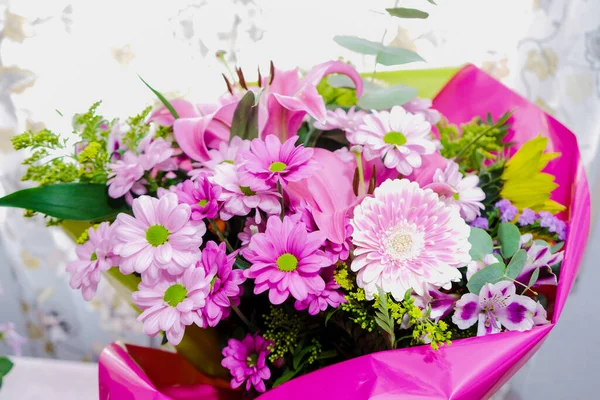 Blumenstrauß Mit Schönen Farben Rosa Gelb Und Viel Grün Auf — Stockfoto