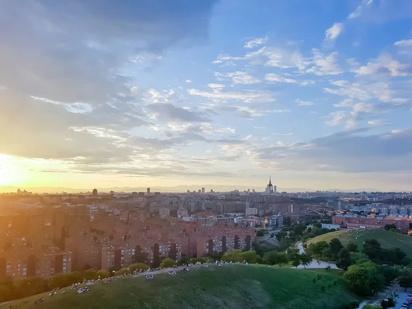 Madrid 'in gün batımındaki güzel manzarası bulutlarla dolu güzel manzarası.