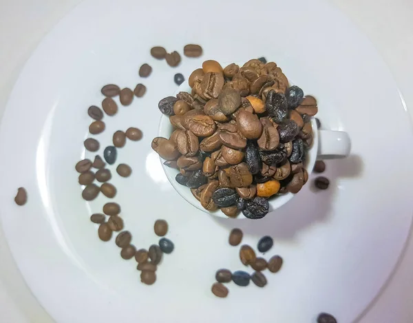 Kaffebönor Vit Kopp Ovanifrån — Stockfoto