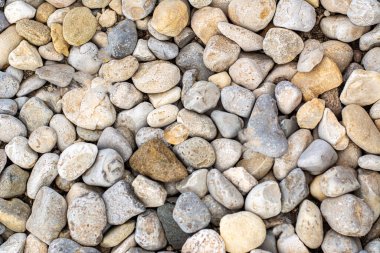 Göldeki Taşlar, farklı renklere sahip, böylece tarafsız renklerle dolu güzel bir arkaplan oluştururlar.