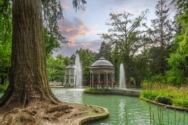 Aranjuez parkındaki güzel anıt, sükunet konsepti, denge
