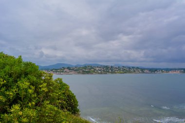 Aziz Jean de Luz 'un bulutlu bir günde manzarası