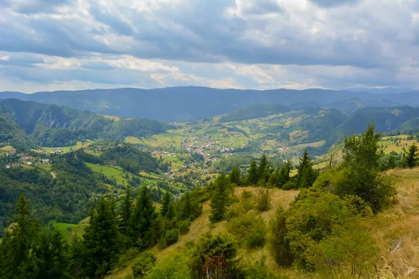 Piękny Krajobraz Tych Gór Rumunii Pochmurny Dzień Mgłą Prezentuje Wiele — Zdjęcie stockowe