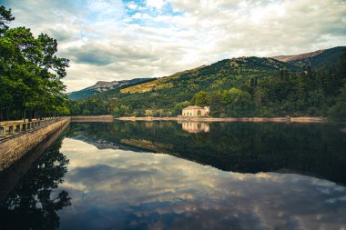 Göldeki bir evin yansıması, bu güzel parkın gölüne yansıyan dağların güzel manzarası.