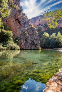 Göle yansıyan bu dağın güzel manzarası... güzel ağaçları ve gökyüzünü görebilirsiniz... beyaz bulutlarla, dikey manzarayla.
