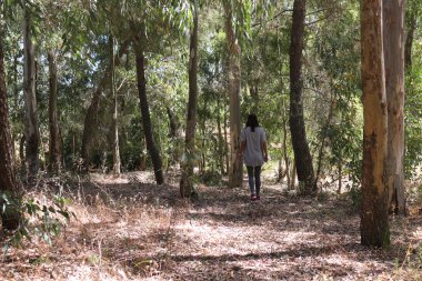 Ücretsiz yürüyen kadın