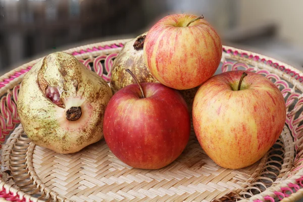 Яблоки и гранат — стоковое фото