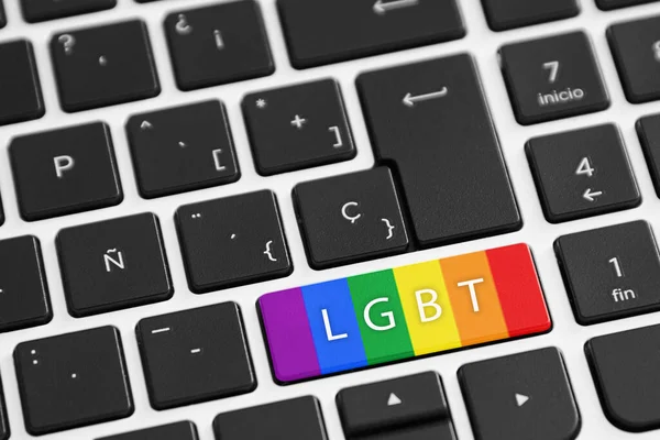 LGBT bayrağı ve metin içeren anahtarlardan birine sahip bilgisayar klavyesi