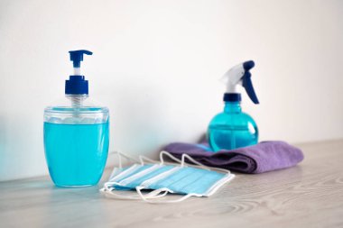 Coronavirus corona virüs önleme seyahat cerrahi maskeler ve el hijyeni için el temizleme jeli yayılan koruma.