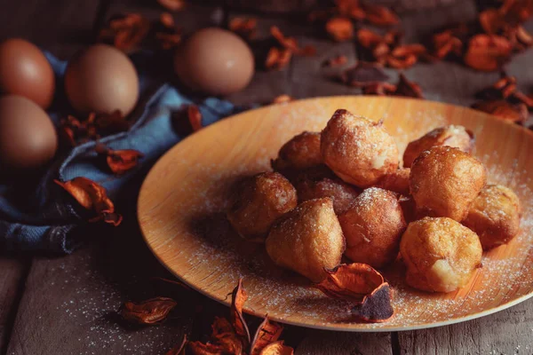 Bunuelos de viento - geleneksel Kolombiya usulü kızarmış pasta. İspanyol Paskalya çöreği. Meksika altınından, çıtır çıtır, tortilla gibi tatlılar serpiştirilir.