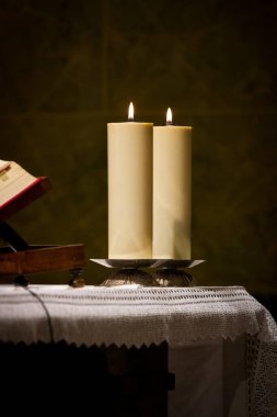 Kilise kürsüsünde iki mum.