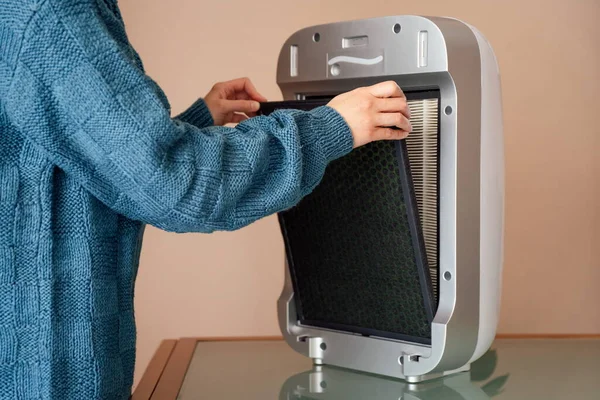 Hands Changing Air Dust Carbon Hepa Purifier Filters — Stock Photo, Image