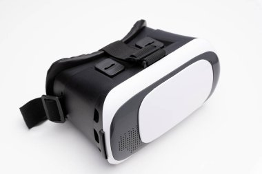 beyaz arkaplanda sanal gerçeklik gözlükleri