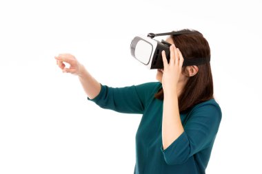 Sanal gerçeklikteki genç kadın gözlüğü. Beyaz arkaplanda izole