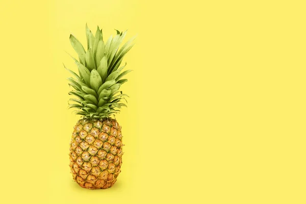 Sarı arka planda ananas