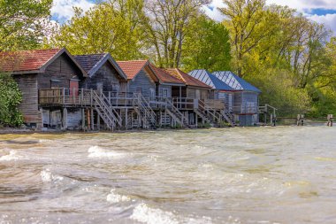 Ammersee, Bavyera, Almanya, deniz kenarındaki kayıkhaneler 