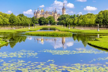 Schwerin, Almanya, Schwerin Kalesi manzaralı. Schwerin Kalesi Mecklenburg-Vorpommern Parlamentosu 'nun merkezidir.. 