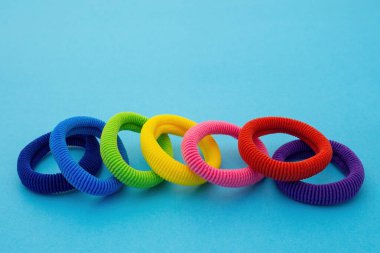 Scrunchies, renkli elastik bebek saçı kravatları, pamuk saçlı çocuklar at kuyruğu tutucular, mavi arka planda pürüzsüz saç bantları..
