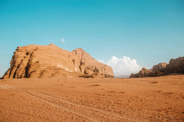 Люди Верблюдах Проходят Песчаные Дюны Пустыне Которая Окружена Каменными Камнями — стоковое фото