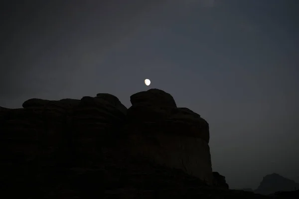 Удивительная Луна Поднимается Над Горными Скалами Красивом Темном Небе Яркая — стоковое фото