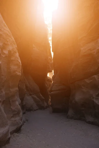 Крутые Скалы Каньоне Ущелье Солнечные Лучи Падают Прямо Каменные Старые — стоковое фото
