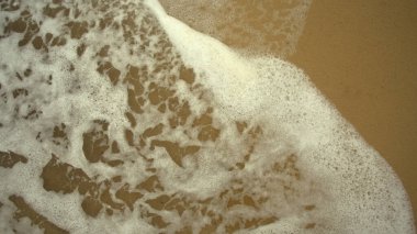 Karayip sahilinin kumları, deniz ve okyanusun arka planına yakın kumlar, deniz rüzgarı tarafından esen temiz sıcak kumsal, insan yok, turistler için hava durumu, kalacak yer.