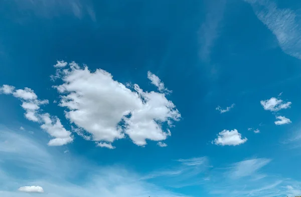 Moln Och Blå Himmel Soligt Väder Utan Vind Sommar Utanför — Stockfoto