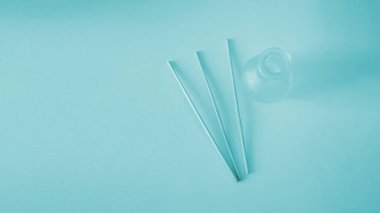 Tütsü, mavi arka planda izole edilmiş ev için, çevre dostu kokulu hava, çocuklar için güvenli, evde hoş bir koku, farklı aromalar, sigara karşıtı koku.