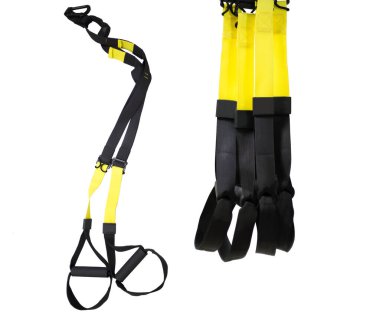 Spor eğitimi ve figürleri için siyah ve sarı renkli izole eğitim kemerleri, bir insanın tüm kaslarının çalışması, yağ yakmak için antrenör. spor kemerleri