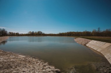 Granit ocağındaki göl manzarası. Taş ocağının taşlı ve berrak sularla kaplı taşlı bir yerinde yapay bir göl.