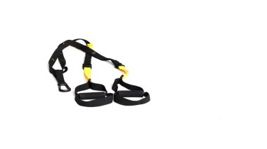 Spor eğitimi ve figürleri için siyah ve sarı renkli izole eğitim kemerleri, bir insanın tüm kaslarının çalışması, yağ yakmak için antrenör. spor kemerleri