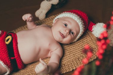 Noel kostümü içinde inanılmaz çekici erkek bebek emekliyor.