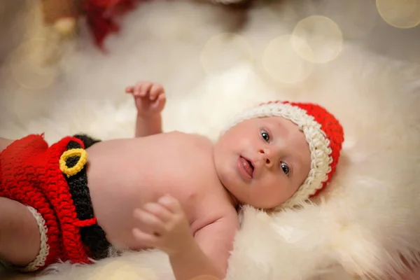 Niesamowite atrakcyjne dziecko chłopiec w Boże Narodzenie kostium czołganie — Zdjęcie stockowe