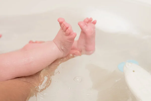 Nettes Baby mit Bad in weißer Badewanne — Stockfoto
