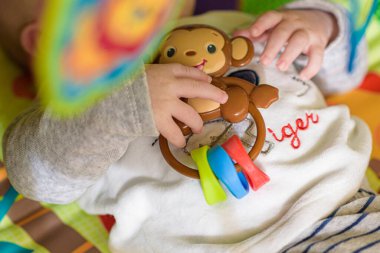 Çocuk itfaiye oyuncak kamyonuyla oynuyor..