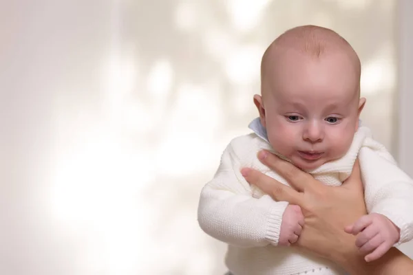 Aranyos egészséges kis baba fehér háttér — Stock Fotó