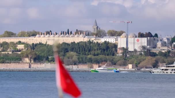 トプカピ宮殿からトルコ国旗 ボートの上のカラス ボスポラス スタンブル トルコから出てくる — ストック動画
