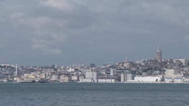 İstanbul 'daki İstanbul Boğazı manzarası Galata Kulesi ve Avrupa tarafında bir gemi gördü.
