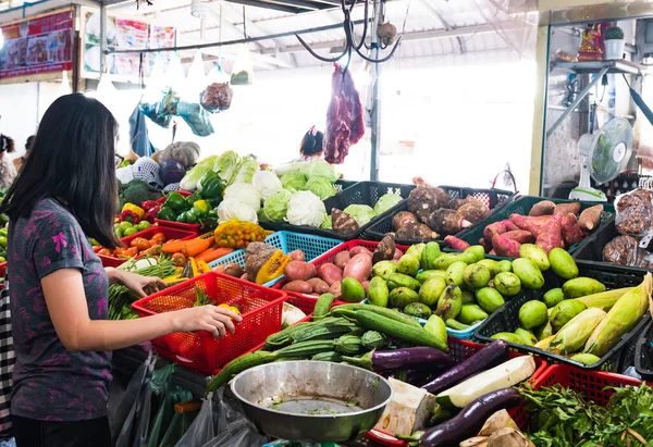 Mujeres Comprando Verduras Mercado Húmedo Mujeres Recogiendo Variedades Verduras Puestos — Foto de Stock