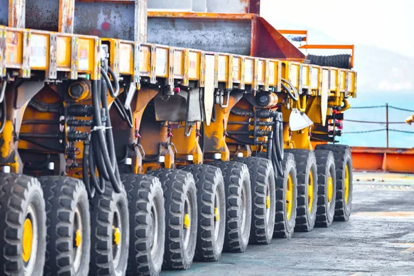 Sluiten Van Zelfrijdende Modulaire Transporter Het Verplaatsen Van Enorme Kade — Stockfoto