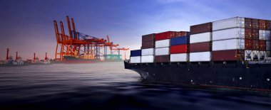Konteyner gemisi kargoyu boşaltmak için liman terminaline yanaşıyor. Konteyner taşımacılığı, kargo taşımacılığı, ithalat-ihracat ve lojistik kavramı.