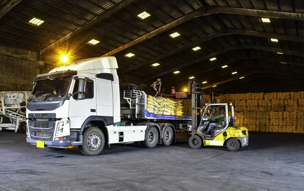 Vorkheftruck Laadt Suikerzakken Uit Een Vrachtwagen Een Magazijn Voor Export — Stockfoto