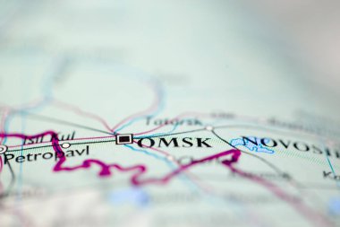 Alanın sığ derinliği, Omsk Rusya Avrupa kıtasının atlas üzerindeki coğrafi haritasına odaklanıyor