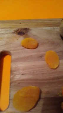 Kurutulmuş kayısı, fıstık ve ayçiçeği tohumlarıyla havuç ve pancardan yapılmış diyet kekleri.