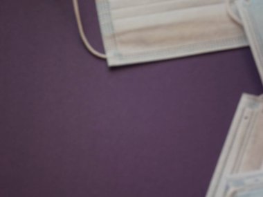 Açık mavi tıbbi maskeler. Katı bir arka planda, CV19 'dan. Yakın plan.