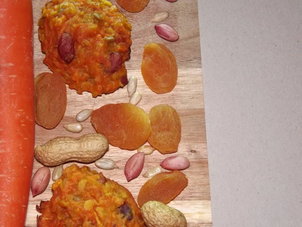 Μπισκότα διατροφής καρότου με καρότα, αποξηραμένα βερίκοκα, φιστίκια και ηλιόσπορους με χώρο για κείμενο — Φωτογραφία Αρχείου